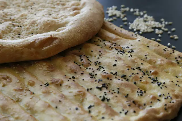 نان افغانی با سیاه‌دانه