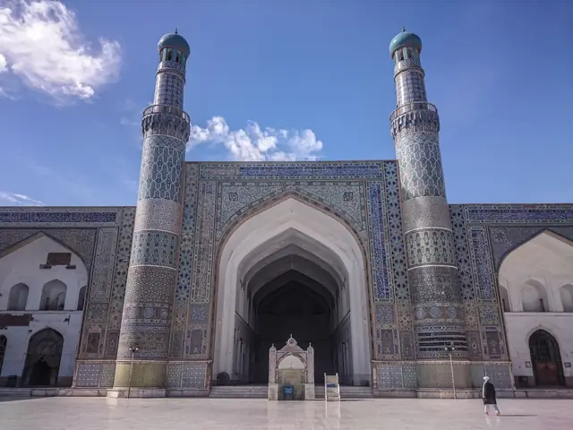نمای کاشی‌کاری مسجد جامع هرات زیر آسمان آبی