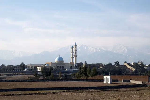 په جلال‌آباد کې د یو جومات منارې، د واورینو غرونو لاندې