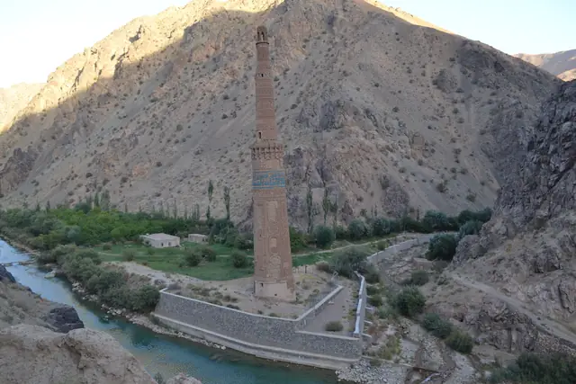 منار جام در دره‌ای در غور