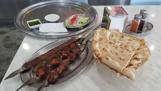 کباب سیخی با نان و چتنی