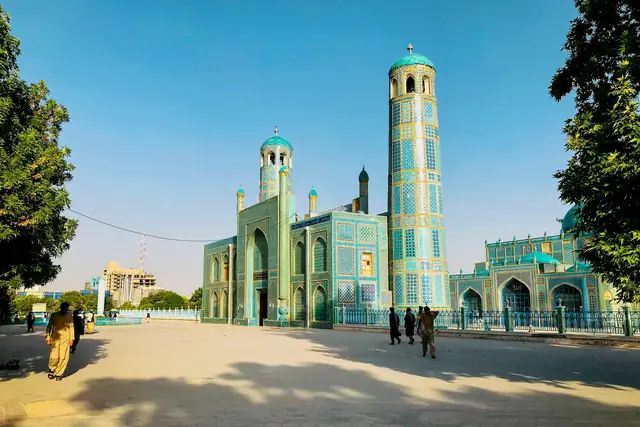 په مزار شریف کې روضه شریف، فیروزه‌يي کاشي سره