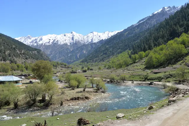 په نورستان کې د پارون سیند، د واورینو غرونو او ځنګلونو منځ کې